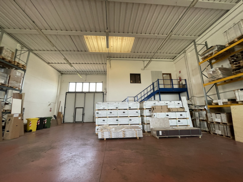 In affitto, proponiamo un ampio capannone commerciale di categoria D/7 situato nella rinomata zon...