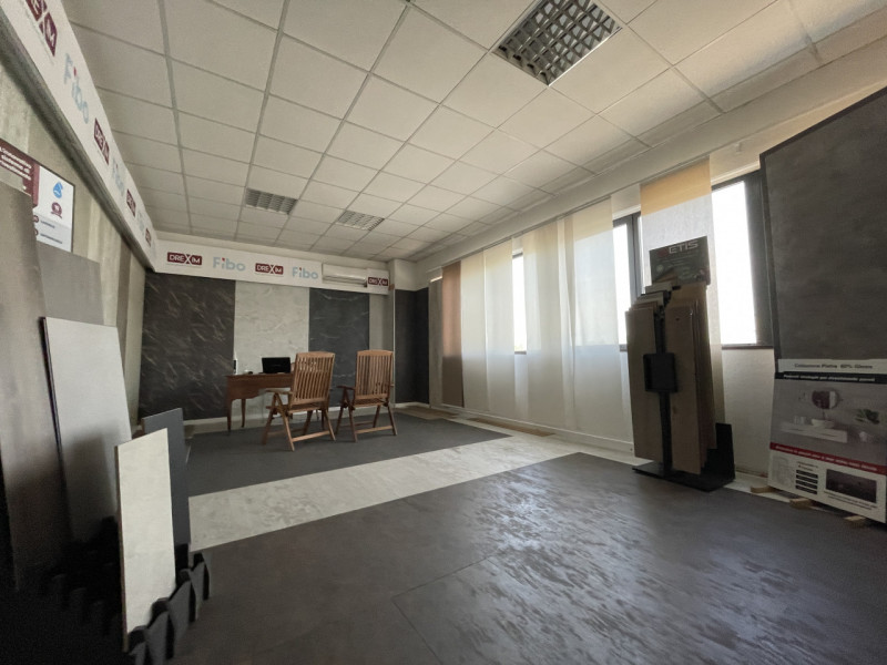 In affitto, proponiamo un ampio capannone commerciale di categoria D/7 situato nella rinomata zon...