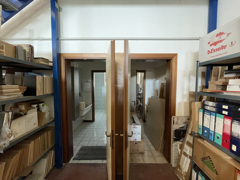 In affitto, proponiamo un ampio capannone commerciale di categoria D/7 situato nella rinomata zon...