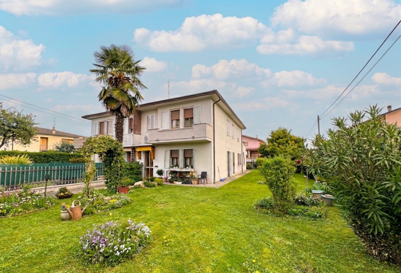 COMPOSIZIONE:
Proponiamo in vendita porzione di bifamiliare sviluppata su due livelli. L'atrio d'...