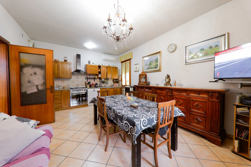 COMPOSIZIONE:
Proponiamo in vendita porzione di bifamiliare sviluppata su due livelli. L'atrio d'...