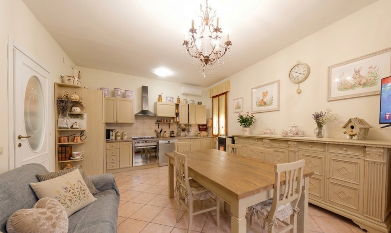 COMPOSIZIONE:
Proponiamo in vendita porzione di bifamiliare sviluppata su due livelli. L'atrio d'...