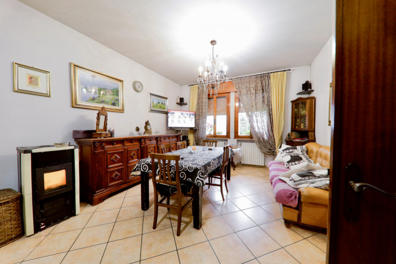 COMPOSIZIONE:
Proponiamo in vendita porzione di bifamiliare sviluppata su due livelli. L'atrio d'...