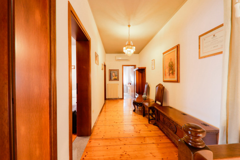 COMPOSIZIONE:
Proponiamo in vendita porzione di bifamiliare sviluppata su due livelli. L'atrio d'...