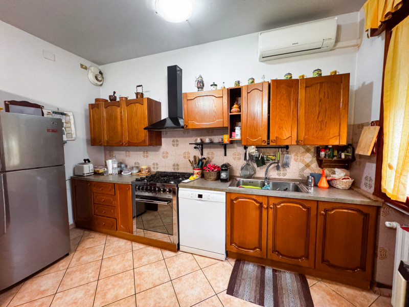 COMPOSIZIONE:
Proponiamo in vendita porzione di bifamiliare sviluppata su due livelli. L'atrio d'...