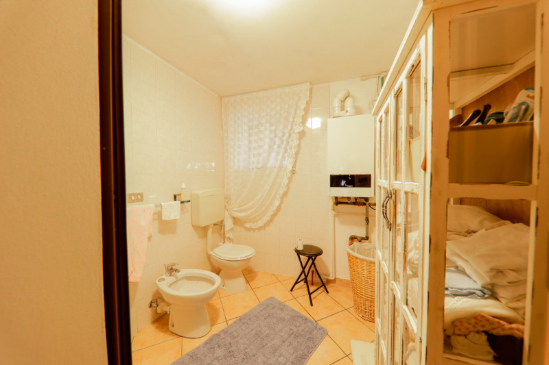 COMPOSIZIONE:
Proponiamo in vendita porzione di bifamiliare sviluppata su due livelli. L'atrio d'...