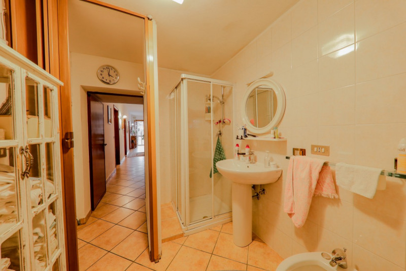 COMPOSIZIONE:
Proponiamo in vendita porzione di bifamiliare sviluppata su due livelli. L'atrio d'...