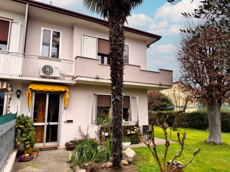 COMPOSIZIONE:
Proponiamo in vendita porzione di bifamiliare sviluppata su due livelli. L'atrio d'...