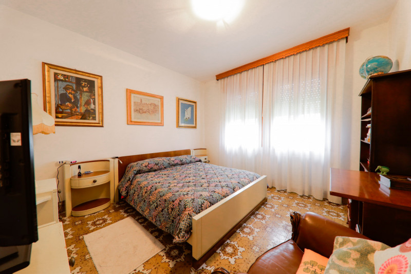 COMPOSIZIONE:
Proponiamo in vendita porzione di bifamiliare sviluppata su due livelli. L'atrio d'...