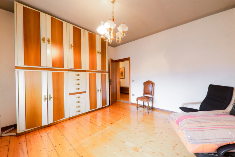 COMPOSIZIONE:
Proponiamo in vendita porzione di bifamiliare sviluppata su due livelli. L'atrio d'...