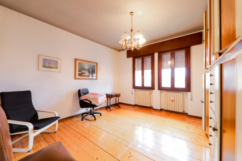 COMPOSIZIONE:
Proponiamo in vendita porzione di bifamiliare sviluppata su due livelli. L'atrio d'...