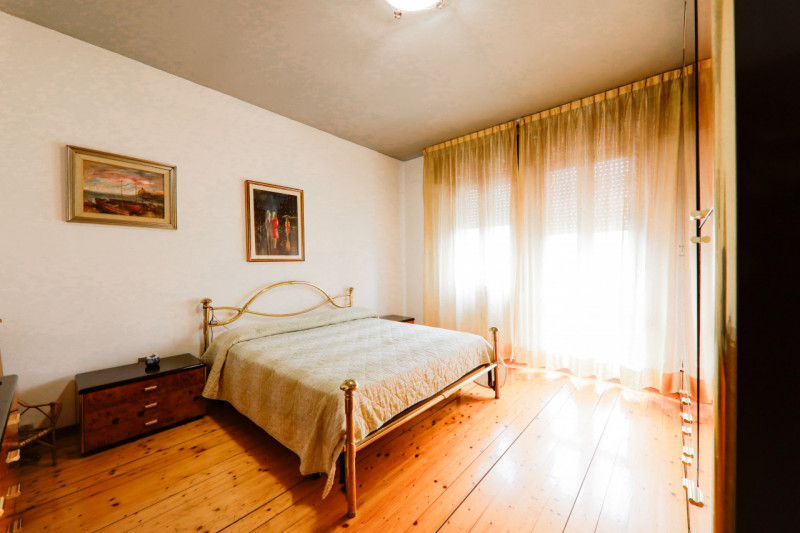 COMPOSIZIONE:
Proponiamo in vendita porzione di bifamiliare sviluppata su due livelli. L'atrio d'...