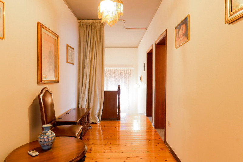 COMPOSIZIONE:
Proponiamo in vendita porzione di bifamiliare sviluppata su due livelli. L'atrio d'...