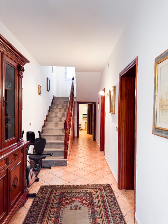 COMPOSIZIONE:
Proponiamo in vendita porzione di bifamiliare sviluppata su due livelli. L'atrio d'...