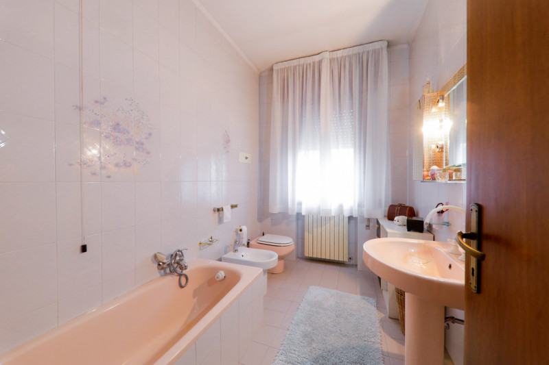 COMPOSIZIONE:
Proponiamo in vendita porzione di bifamiliare sviluppata su due livelli. L'atrio d'...