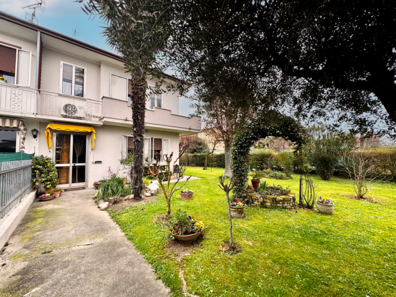 COMPOSIZIONE:
Proponiamo in vendita porzione di bifamiliare sviluppata su due livelli. L'atrio d'...