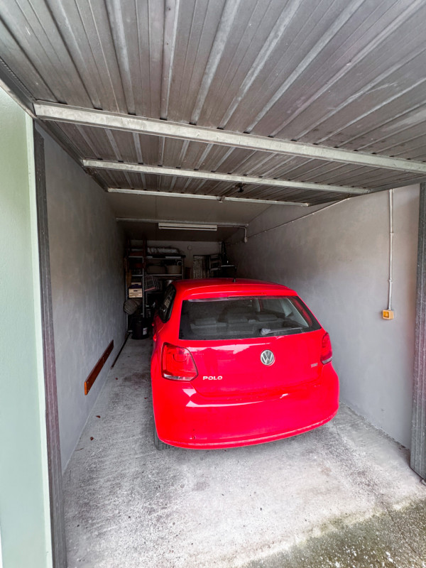 COMPOSIZIONE:
Proponiamo in vendita porzione di bifamiliare sviluppata su due livelli. L'atrio d'...