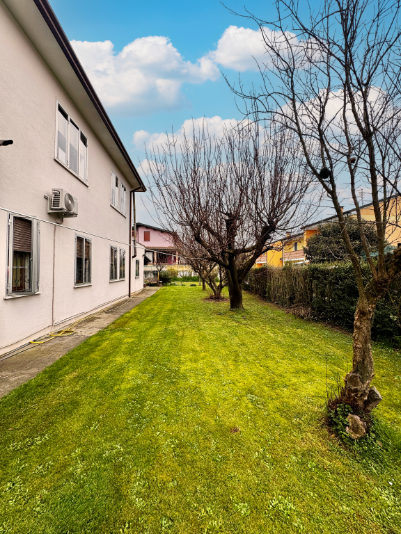 COMPOSIZIONE:
Proponiamo in vendita porzione di bifamiliare sviluppata su due livelli. L'atrio d'...