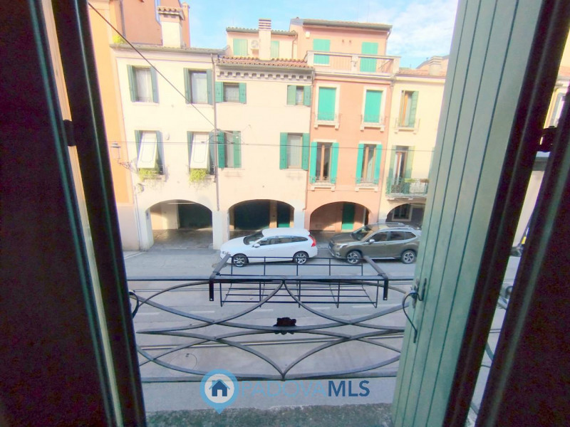 Immobile in esclusiva al Gruppo Padova MLS

ELEGANTE MINI ARREDATO NEI PRESSI DI PRATO DELLA VALL...