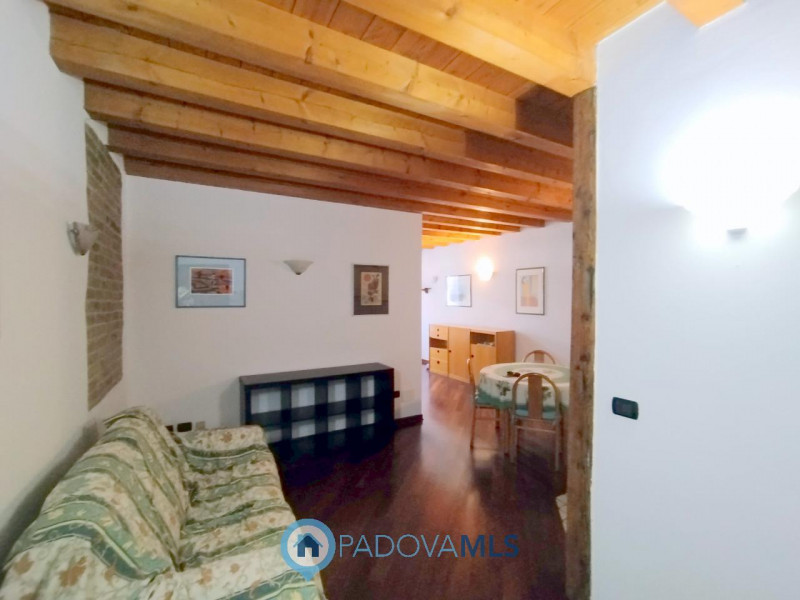 Immobile in esclusiva al Gruppo Padova MLS

ELEGANTE MINI ARREDATO NEI PRESSI DI PRATO DELLA VALL...