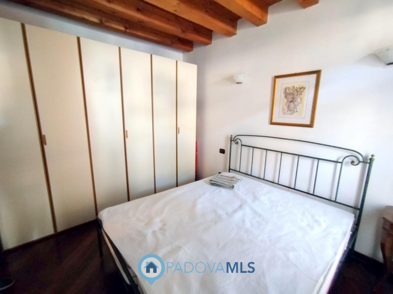 Immobile in esclusiva al Gruppo Padova MLS

ELEGANTE MINI ARREDATO NEI PRESSI DI PRATO DELLA VALL...