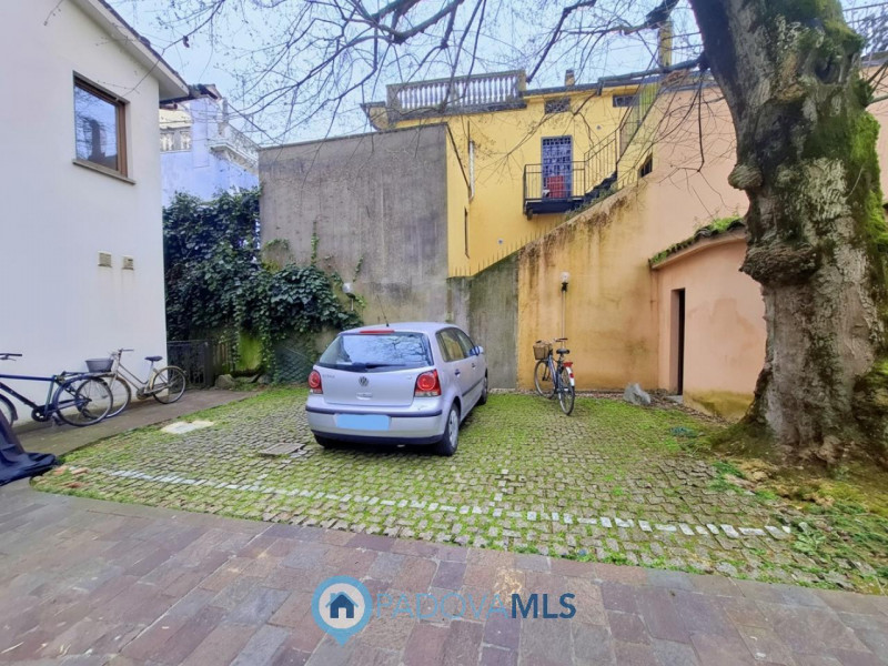 Immobile in esclusiva al Gruppo Padova MLS

ELEGANTE MINI ARREDATO NEI PRESSI DI PRATO DELLA VALL...