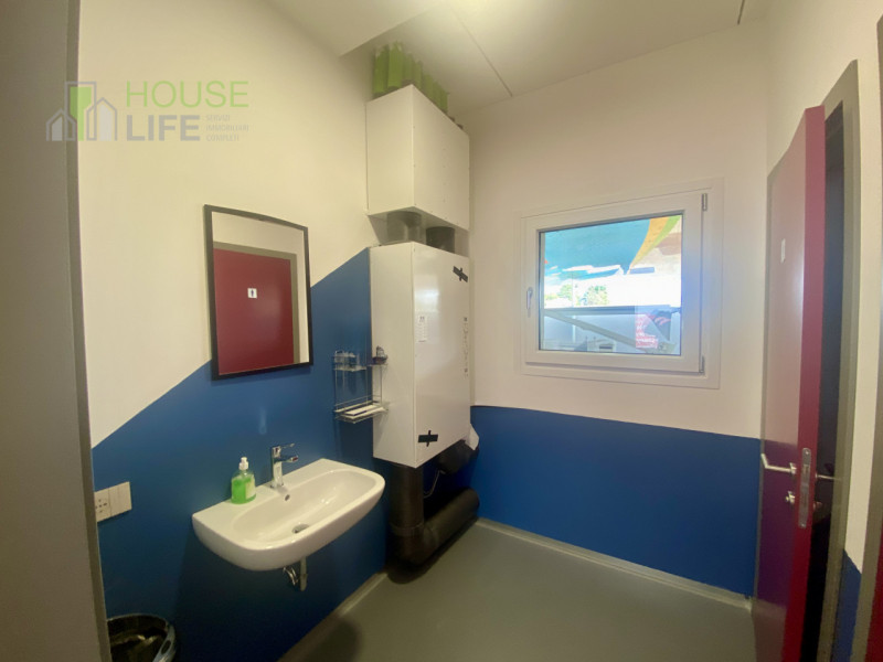 THIENE: in zona industriale e di facile accesso, IMMOBILE SINGOLO di 600 mq totali, disposto su d...