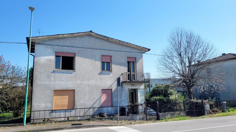 QUESTA CASA SINGOLA E’ COME UN FOGLIO BIANCO!

Esattamente così, non farti spaventare dalle foto....