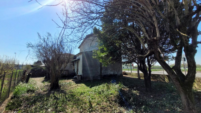 QUESTA CASA SINGOLA E’ COME UN FOGLIO BIANCO!

Esattamente così, non farti spaventare dalle foto....