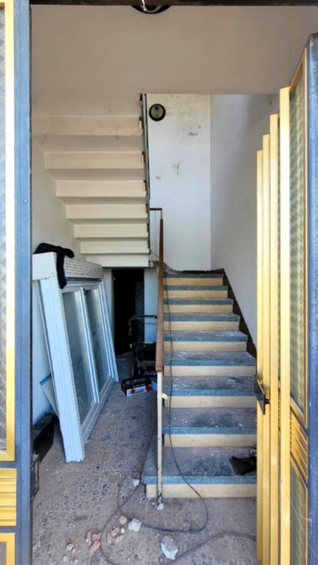 QUESTA CASA SINGOLA E’ COME UN FOGLIO BIANCO!

Esattamente così, non farti spaventare dalle foto....