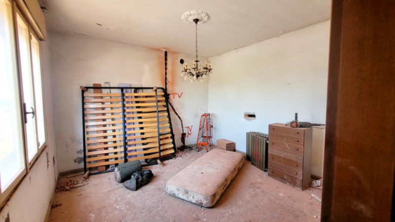 QUESTA CASA SINGOLA E’ COME UN FOGLIO BIANCO!

Esattamente così, non farti spaventare dalle foto....