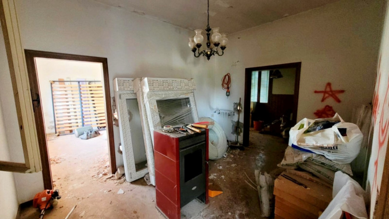 QUESTA CASA SINGOLA E’ COME UN FOGLIO BIANCO!

Esattamente così, non farti spaventare dalle foto....