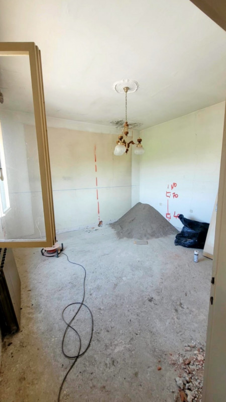 QUESTA CASA SINGOLA E’ COME UN FOGLIO BIANCO!

Esattamente così, non farti spaventare dalle foto....