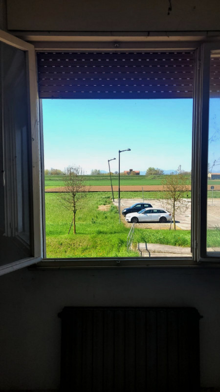 QUESTA CASA SINGOLA E’ COME UN FOGLIO BIANCO!

Esattamente così, non farti spaventare dalle foto....