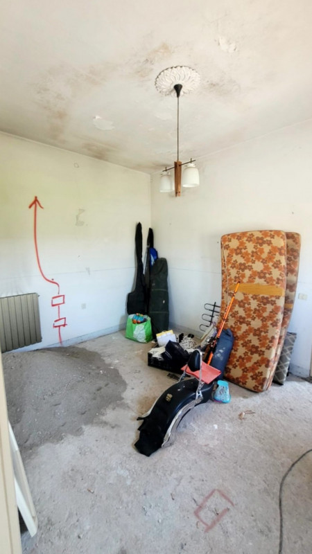 QUESTA CASA SINGOLA E’ COME UN FOGLIO BIANCO!

Esattamente così, non farti spaventare dalle foto....