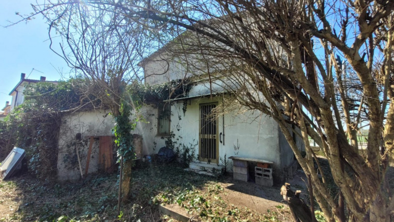 QUESTA CASA SINGOLA E’ COME UN FOGLIO BIANCO!

Esattamente così, non farti spaventare dalle foto....