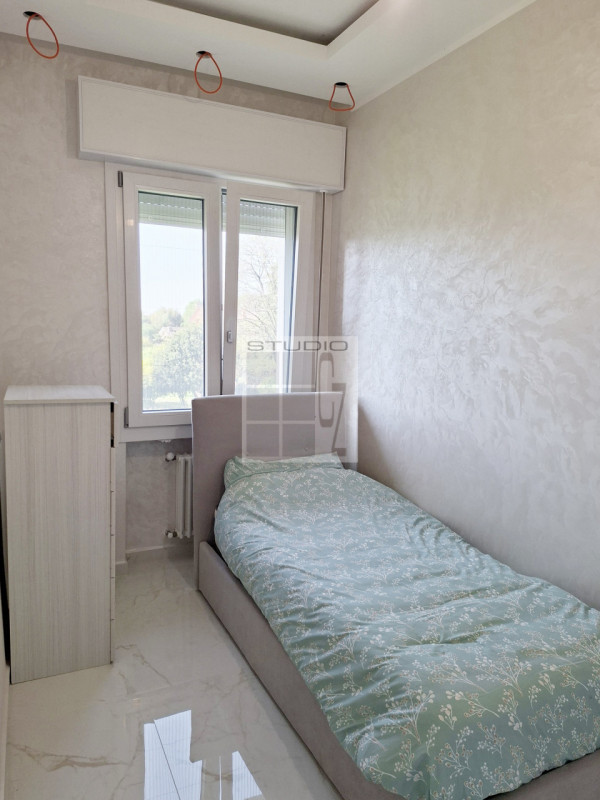 Proponiamo in vendita un elegante appartamento 125 mq situato nel cuore di Loreggia, nella zona c...