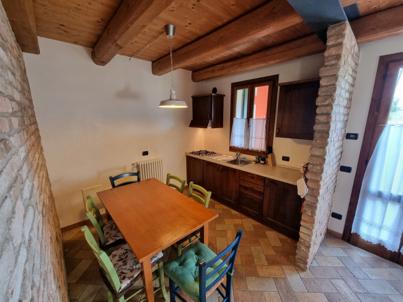 Castelnuovo di Teolo (PD), sita in piacevole posizione panoramica ed abbastanza isolata, proponia...