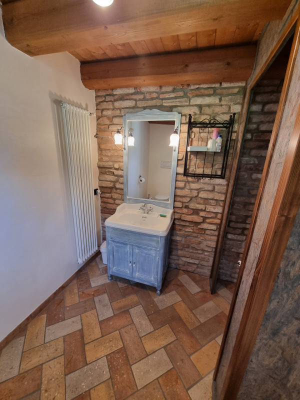 Castelnuovo di Teolo (PD), sita in piacevole posizione panoramica ed abbastanza isolata, proponia...