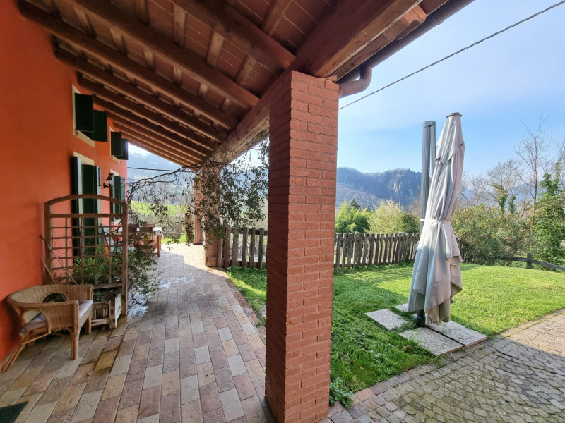 Castelnuovo di Teolo (PD), sita in piacevole posizione panoramica ed abbastanza isolata, proponia...