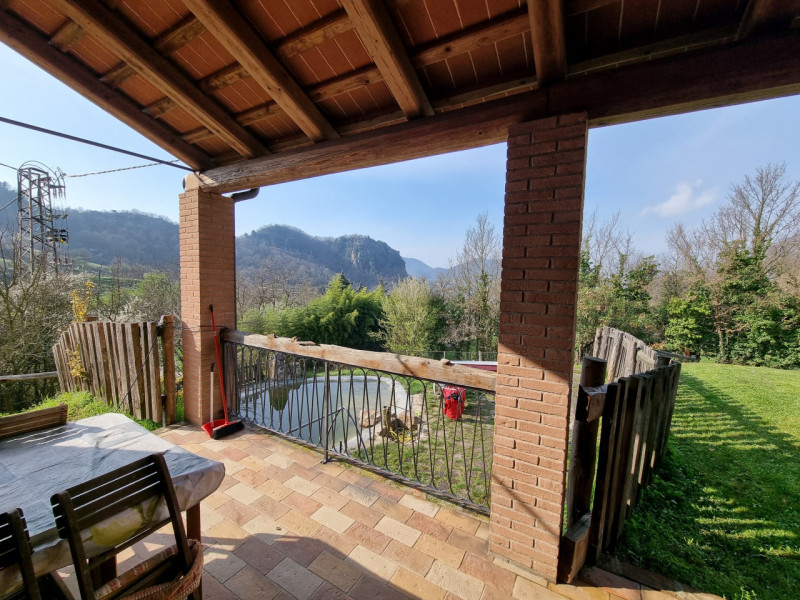 Castelnuovo di Teolo (PD), sita in piacevole posizione panoramica ed abbastanza isolata, proponia...