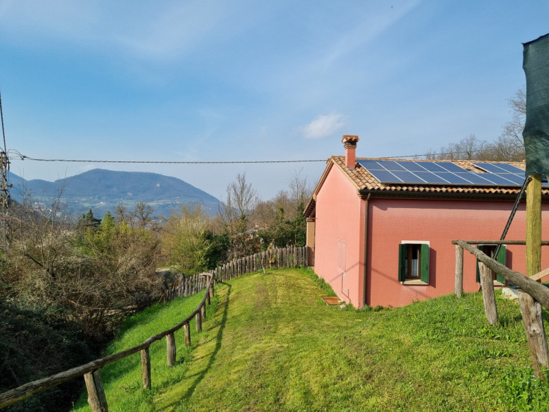 Castelnuovo di Teolo (PD), sita in piacevole posizione panoramica ed abbastanza isolata, proponia...
