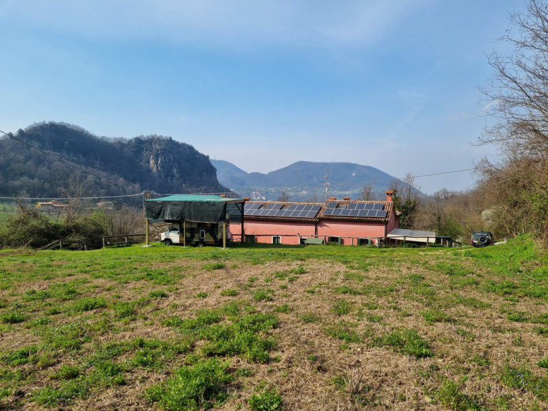 Castelnuovo di Teolo (PD), sita in piacevole posizione panoramica ed abbastanza isolata, proponia...