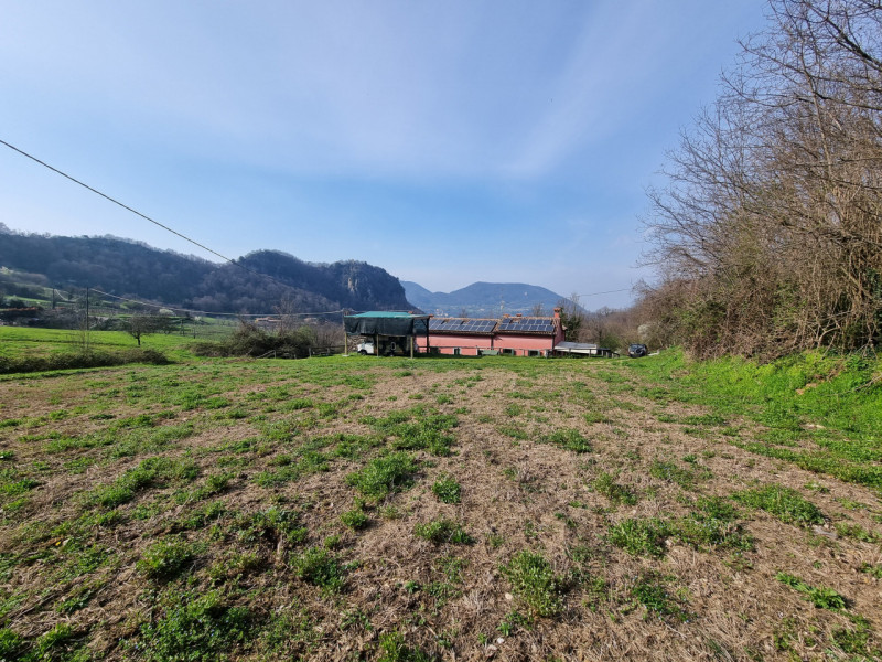 Castelnuovo di Teolo (PD), sita in piacevole posizione panoramica ed abbastanza isolata, proponia...