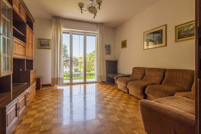 Appartamento sito al secondo piano e dotato di ascensore.
L’immobile è composto da un ingresso, s...