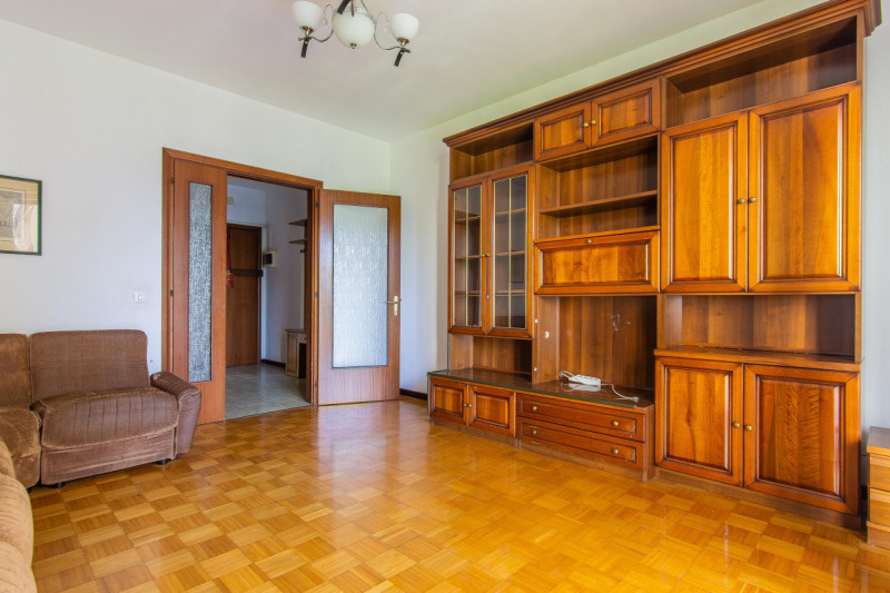 Appartamento sito al secondo piano e dotato di ascensore.
L’immobile è composto da un ingresso, s...