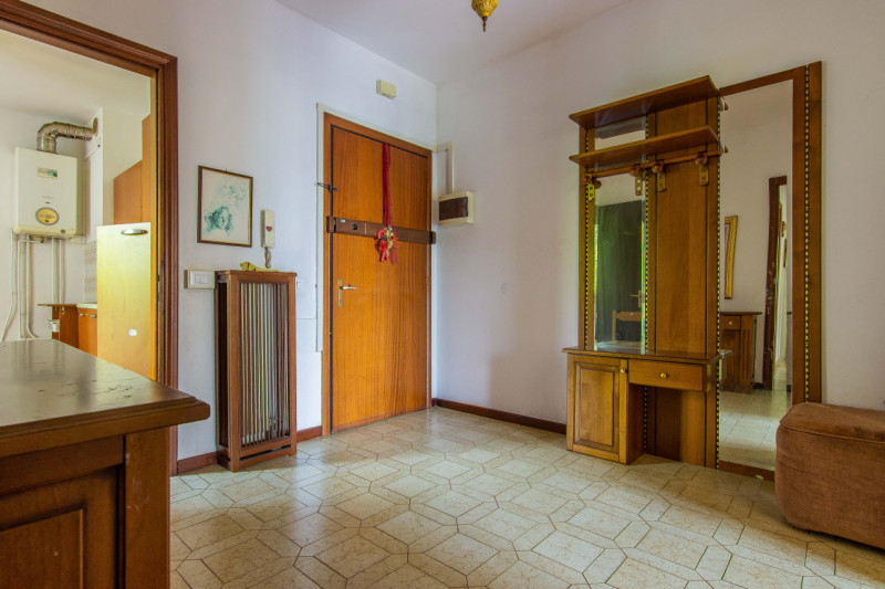 Appartamento sito al secondo piano e dotato di ascensore.
L’immobile è composto da un ingresso, s...