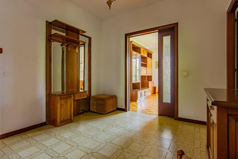 Appartamento sito al secondo piano e dotato di ascensore.
L’immobile è composto da un ingresso, s...