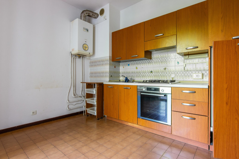 Appartamento sito al secondo piano e dotato di ascensore.
L’immobile è composto da un ingresso, s...