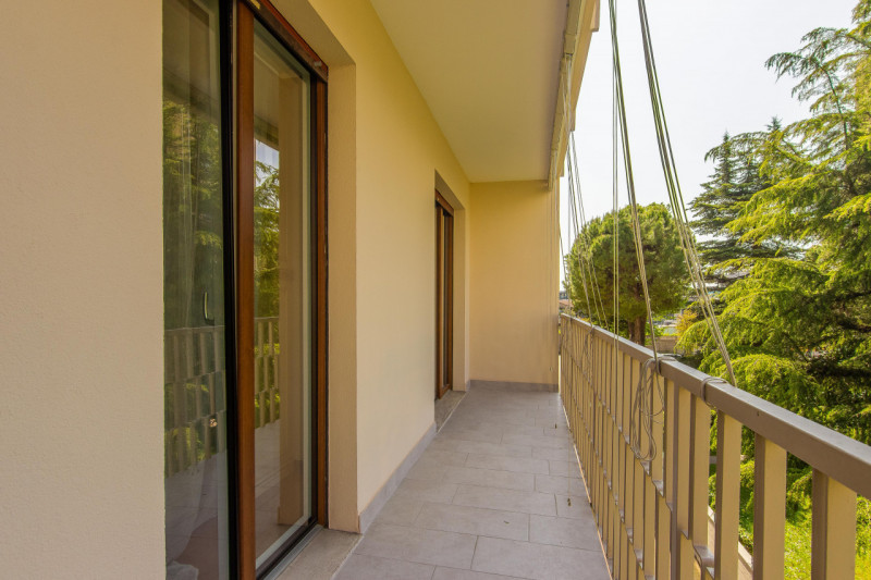 Appartamento sito al secondo piano e dotato di ascensore.
L’immobile è composto da un ingresso, s...